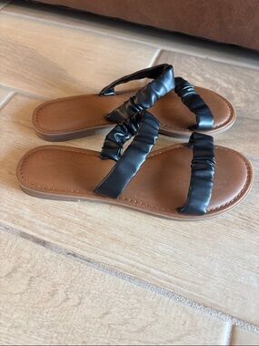 Universal thread willow two black sandals size 9